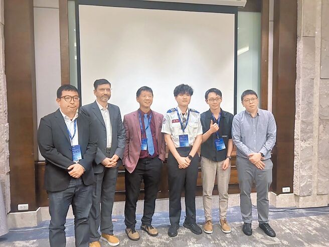 桃園市消防局三民消防分隊員張詠翔（右二）日前至泰國參加「亞洲緊急醫療救護協會年會」，以論文《驗證台灣到院前5級檢傷系統在緊急醫療服務的有效性：預測病人結果》獲口頭報告競賽亞軍殊榮。（張詠翔提供／姜霏桃園傳真）