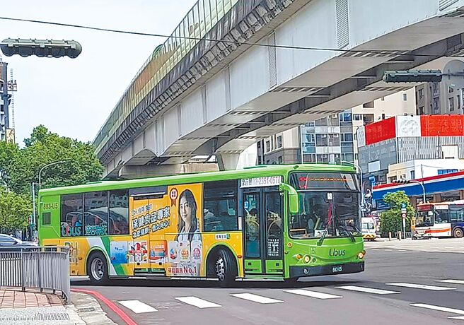 台中市1300辆公车已全面装设驾驶辅助系统（ADAS），确保用路人及大眾运输安全。（陈淑娥摄）