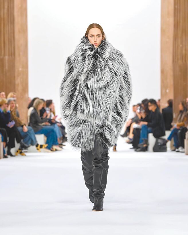 Sport Max 2025秋冬系列，刻意在环保皮草上塑造出线条感，让皮草上有形似羽毛的效果，随模特走动飘动。（Sport Max 提供）