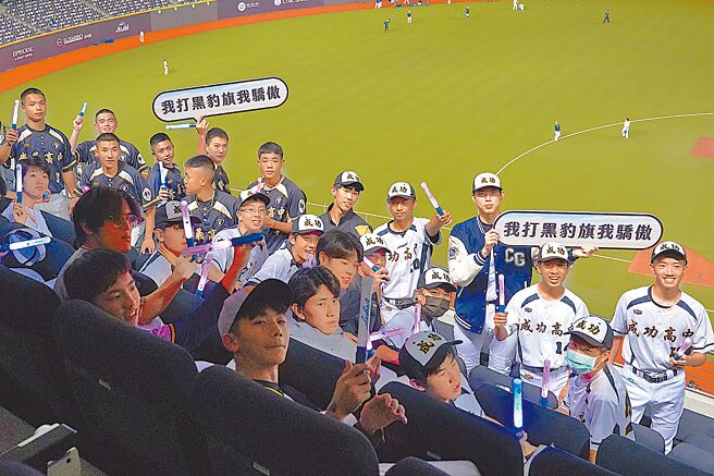 為扎根基層推廣棒運，中信銀行攜手中華棒協兩天賽事共邀請逾千位基層棒球教練及球員觀賽，欣賞職棒球星精彩交鋒。（中信銀行提供）