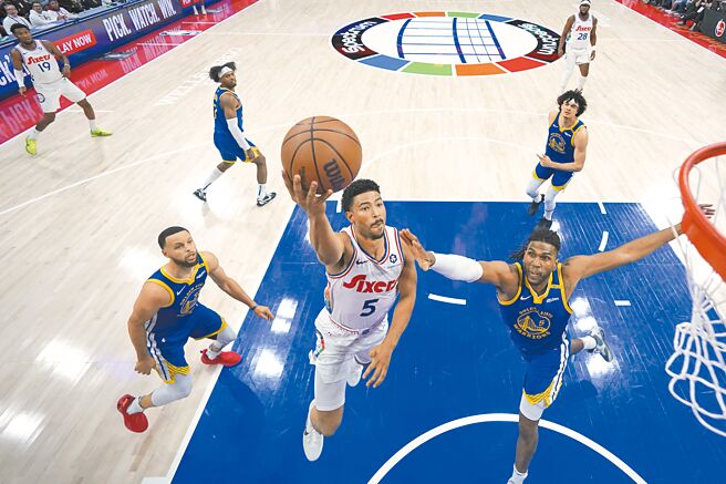 格萊姆斯（中）突破兩名勇士球員包夾準備上籃。（美聯社）