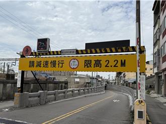 大甲民生地下道頻傳車卡涵洞 警示牌「裝不到8小時」被撞斷