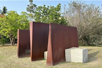 戶外藝術品遭塗鴉 始作俑者還簽名 高美館嘆難修復