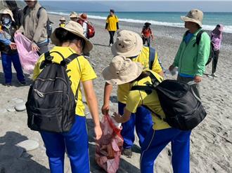 恆春山海國小勇闖阿塱壹古道淨灘 挑戰體力愛護地球