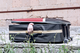 河中漂詭異行李箱 他打開驚見裝滿屍塊 內臟全挖空