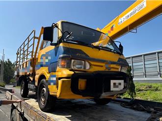 國道1岡山段小貨車自撞護欄　向右彈飛嚇壞後車