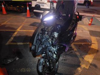 靜宜大學校門意外！女駕駛違規右轉撞飛男騎士  釀機車起火