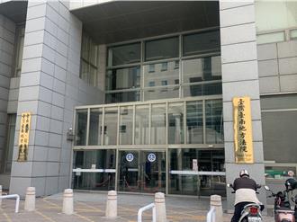 台南男不滿被逼車按喇叭　購物中心停車場對女子愛車潑紅漆