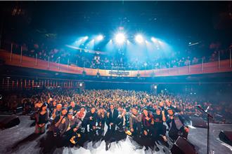 悼念好友大S 「摇滚女王」英国开唱逼哭上千粉丝