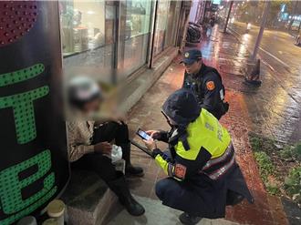 失智老翁雨夜迷途 平鎮警即時救援助返家