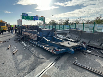 快讯》国1高雄端联结车翻覆「钢筋四散」 1命危4伤势不明