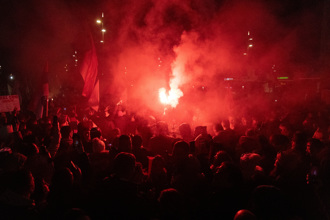 影》塞爾維亞國會爆衝突 反對派議員投擲煙霧彈