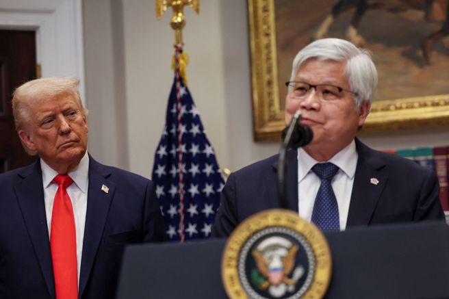 川普宣布台积电对美投资至少千亿。川普和魏哲家今天共同出席白宫记者会共同宣布这项重大投资。(图/路透)