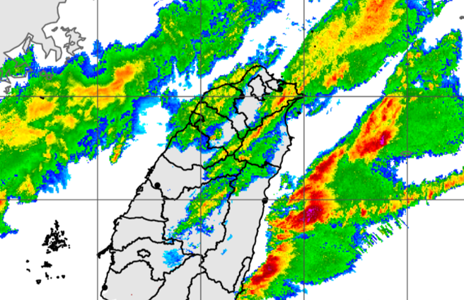 剧烈对流通过，中部以北3日深夜至4日清晨，雷雨甚至伴随冰雹发生。（中央气象署提供）