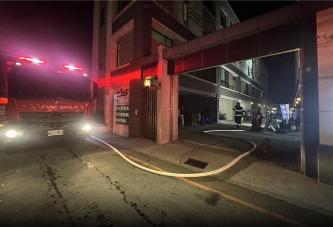 麻豆区新生北路昨晚11点52分一栋4层楼的透天厝发生火警，消防局出动麻豆等分队人车前往。（读者提供／张毓翎台南传真）