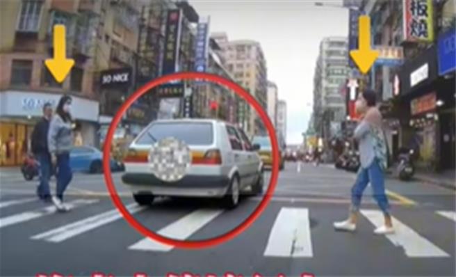 駕駛人搶先通過行人穿越道而未停讓行人恐受罰。（新北市交通局提供）