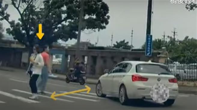 車輛前懸進入行穿線與行人距離不足3組枕木紋。（新北市交通局提供）