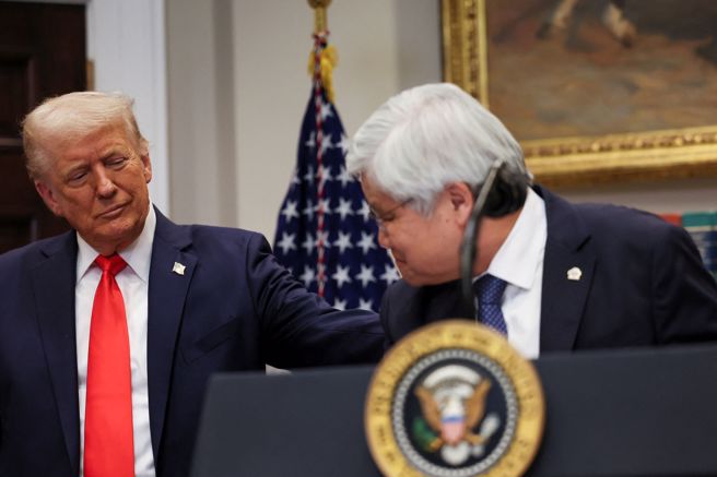 美国总统川普（图左）与台积电总裁魏哲家（图右）召开共同记者会，宣布台积电扩大投资美国。（图／路透社）