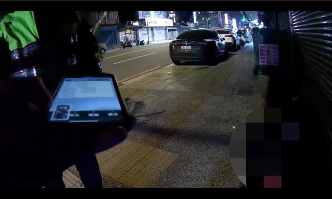 陈姓男子因违规穿越道路被新北市树林警分局树林派出所员警拦下，未料却因行为诡异被发现是通缉犯，由警方带到高雄地检署归案。（翻摄画面）