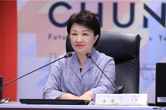 台中市長盧秀燕4日宣布，女性朋友於公立國民暨兒童運動中心購買健身房或游泳池月票，可延長使用至40天。（陳淑娥攝）