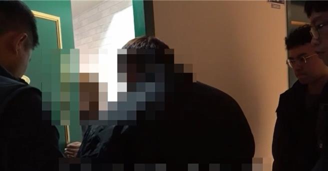 警方前往陈嫌女友住处逮人。（民眾提供／李京升台中传真）