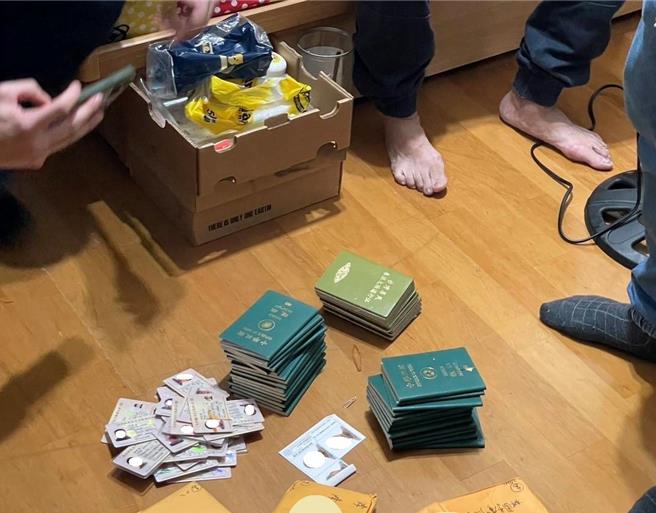 黄姓、邱姓男子组成犯罪集团，收购游民护照，转售大陆人蛇集团。2018年间西班牙马德里机场、义大利罗马钱皮诺机场发现有大陆人士持我国变造护照要到英国才曝光，桃园地检署痛批损及我国护照的公信力，依买卖护照等罪嫌起诉黄、邱等人，并请法院从重量刑。（检方提供）