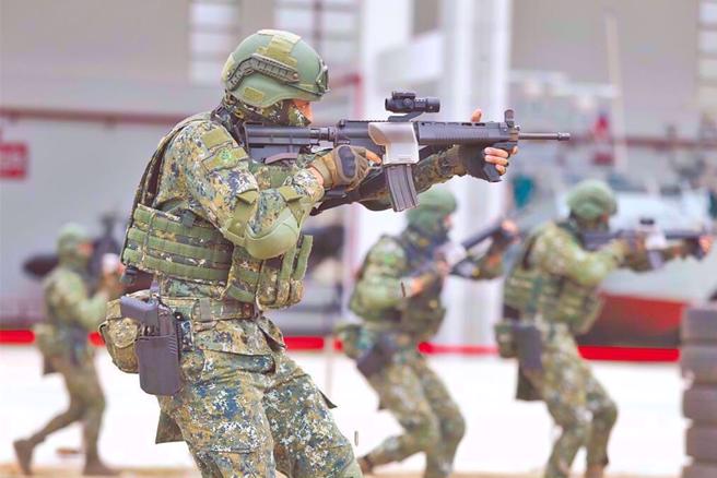 有网友质疑，国军加薪了荣耀又何在？认为身边参军的人，都没有一个是真的为了保家卫国而入伍。（本报资料照片）
