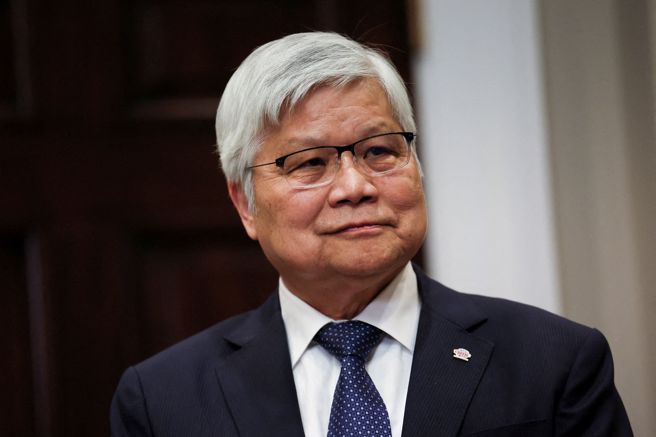 台積電董事長暨總裁魏哲家在白宮記者會宣布擴大投資美國，預估增加投資千億美元。（圖／路透社）