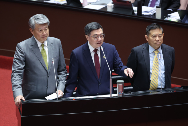 经济部长郭智辉（左起）、行政院长卓荣泰、国发会主委刘镜清4日在立法院与针对台积电议题上台答询。（姚志平摄）