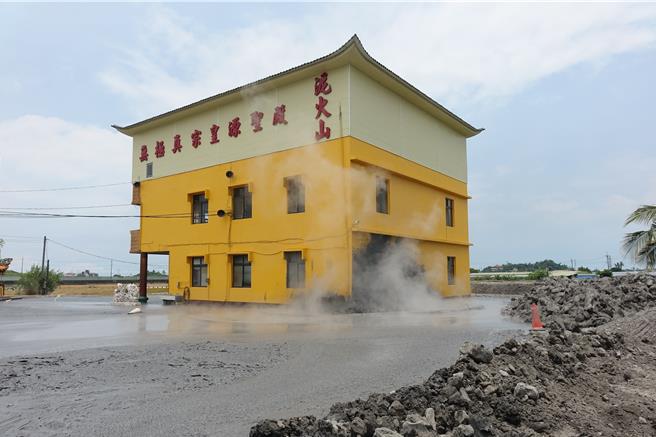 万丹泥火山喷发区，以无极真宗皇源圣殿周边地区为主，屏东县政府评估是否规画设立「万丹泥火山地质公园」，但结果认为现阶段划设地质公园的实质效果不大。（资料画面）