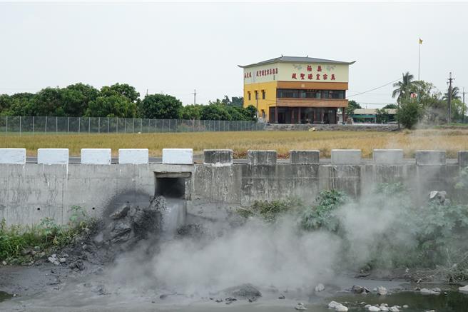 万丹泥火山喷发后，滚滚泥浆流泄到大排水沟。（资料画面）
