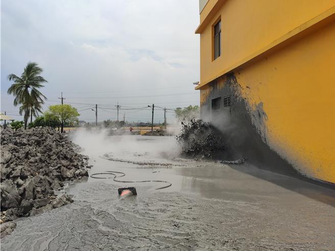 万丹泥火山喷发，可达一层楼高。（资料画面）
