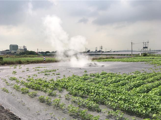 万丹泥火山喷发，常造成周边农田损失。（资料画面）