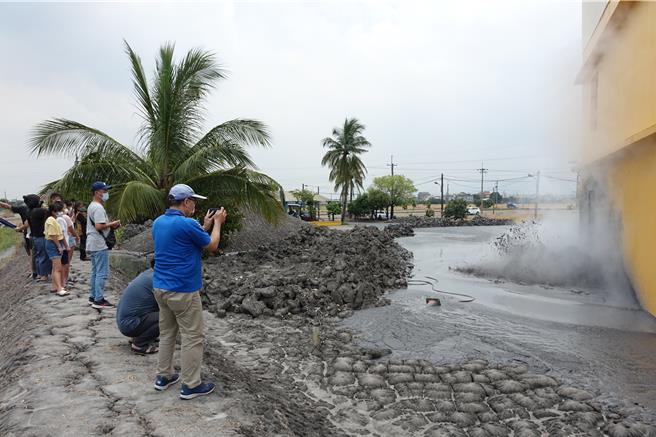 万丹泥火山喷发的奇景，常吸引不少民眾前往观看。（资料画面）