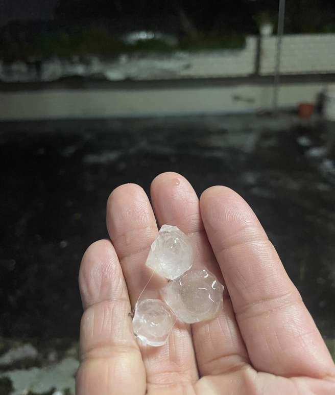 大台北地区深夜下起冰雹，大小有如冰块。（读者提供）