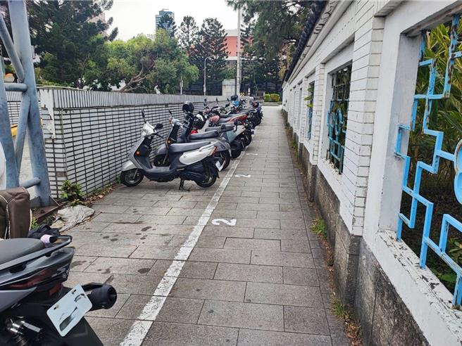 台北车站逸仙公园周边4路段自3日起调整为计时收费，车格不再整天满停，以往长时间占用的情况初步获改善。（台北市停管处提供）