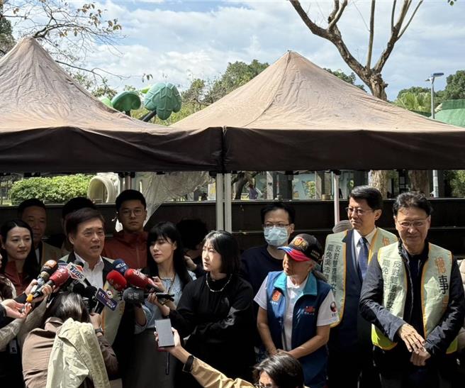 前台北市长郝龙斌（左1）、中广前董事长赵少康（右1）、国民党立委赖士葆、谢龙介、国民党台北市议员锺沛君、杨植斗、锺小平等人助阵民团「忆事吴成」4日于国光市场前设立连署站。（温予菱摄）