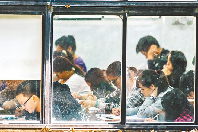 根据统计，114学年度学测选考6科的考生比例高达42.89％，呈现逐年成长的趋势。（示意图／本报资料照片）