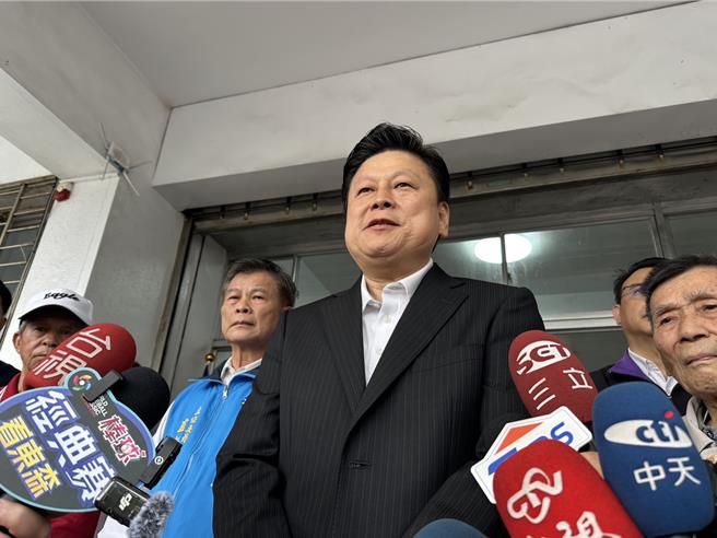 国民党立院党团总召傅昆萁日前与花莲县政府前往香港推广观光，遭民间团体依外患罪、反渗透法 按铃告发。傅昆萁今天痛批，民间自救时国家竟不闻不问，更全力打压参加县市为中共同路人。（罗亦晽摄）