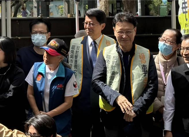 台积电加码投资美国，引发民眾讨论台积电恐「美」积电。对此，中广前董事长赵少康（右3）4日表示，美国总统川普根本不管台湾死活，奉劝赖清德总统重视台湾自己的利益，不要一心只抱美国大腿，变成「赖伦斯基」。（温予菱摄）