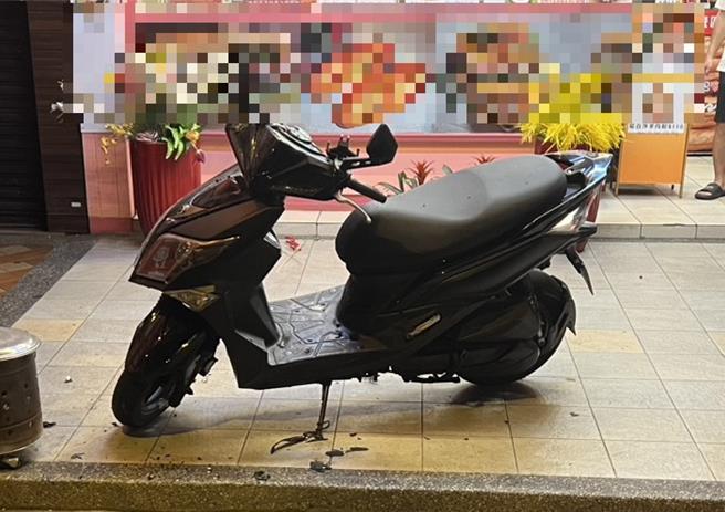 民眾機車遭焚毀。（民眾提供／李京昇台中傳真）