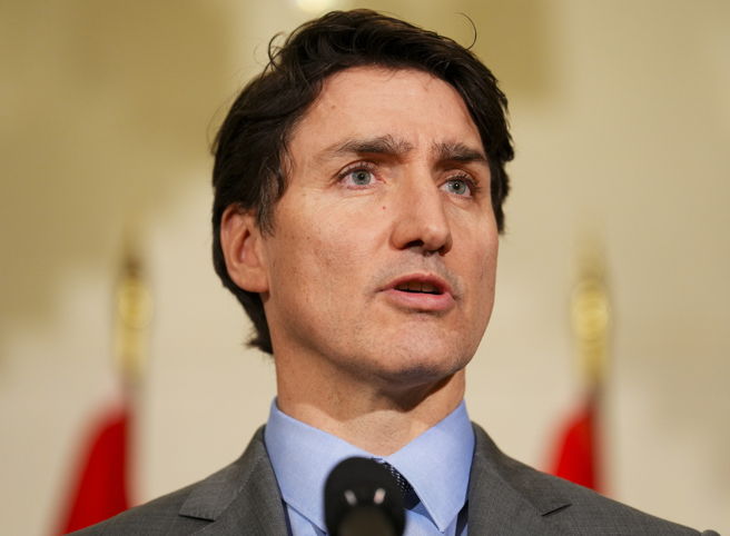 加拿大总理杜鲁道（Justin Trudeau）2日在伦敦召开记者会的神情。（美联社）