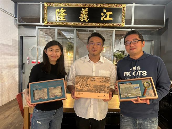 三奇壹号咖啡推出的「雨都上河图-滤挂咖啡礼盒」，获得国际知名设计大奖，基隆市产发处长林鼎超（右）向三奇壹号咖啡创办人江镇源（中）祝贺。（基隆市政府提供／张志康基隆传真）