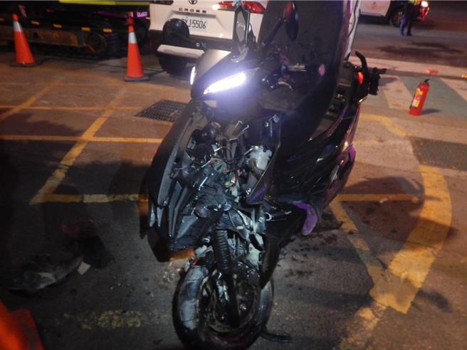 李男机车起火燃烧。（民眾提供／李京升台中传真）