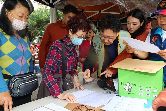 媒體人趙少康（右三）至連署站站台。（劉宗龍攝）