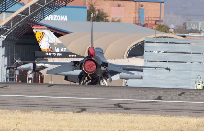 我空军「21赌徒中队」在美F-16V战机进行罕见全沙漠涂装。(翻摄社群媒体Bluesky)