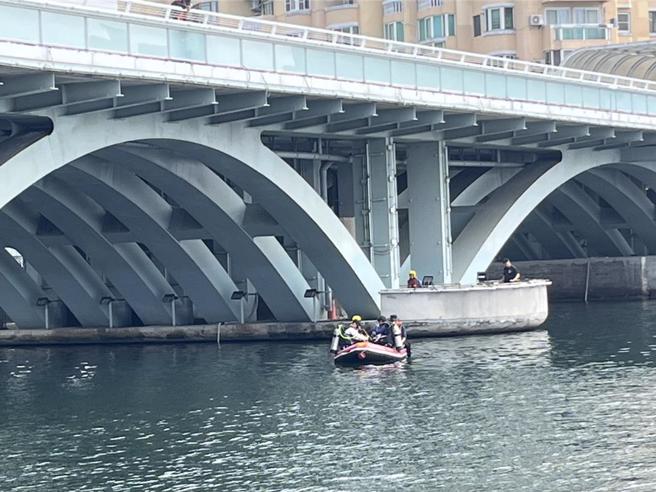 警消人员于水域搜索。（翻摄照片／洪靖宜高雄传真）