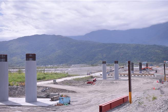 花莲南区玉里镇高寮大桥2022年遭0918强震震毁，目前正积极重建，现已完成基椿工程，预计明年3月完工。（花莲县政府提供／罗亦晽花莲传真）