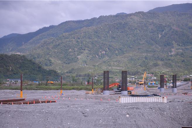 花莲南区玉里镇高寮大桥2022年遭0918强震震毁，目前正积极重建，现已完成基椿工程，预计明年3月完工。（花莲县政府提供／罗亦晽花莲传真）