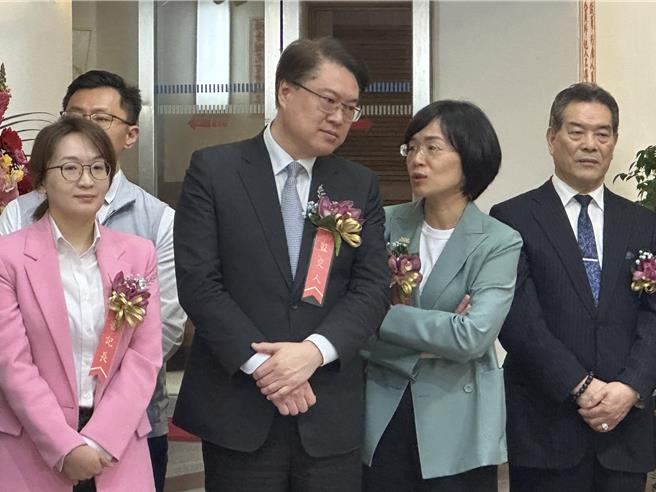 民進黨秘書長林右昌及民進黨新北市黨部主委蘇巧慧4日出席新北市議會民進黨團幹部交接典禮，2人交頭接耳談話。（高鈞麟攝）